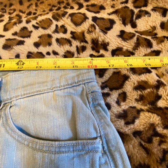 Old Navy denim women’s distressed cutoff miniskirt in pale fade wash. Size 8. - Picture 4 of 10